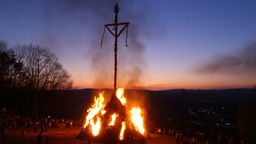Eines der Osterkreuze in Attendorn wurde entzündet und brennt.