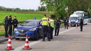 Polizisten kontrollieren die Insassen eines Autos vor dem Champions-League-Spiel BVB gegen PSG.