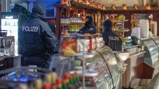 Polizisten stehen am 05.12.2018 in einem Eiscafé im Citypalais in der Duisburger Innenstadt