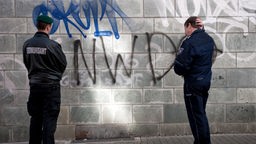 Graffity "NWDO" (Nationaler Widerstand Dortmund), Mitarbeiter des Ordnungsamts Dortmund im Stadteil Dorstfeld