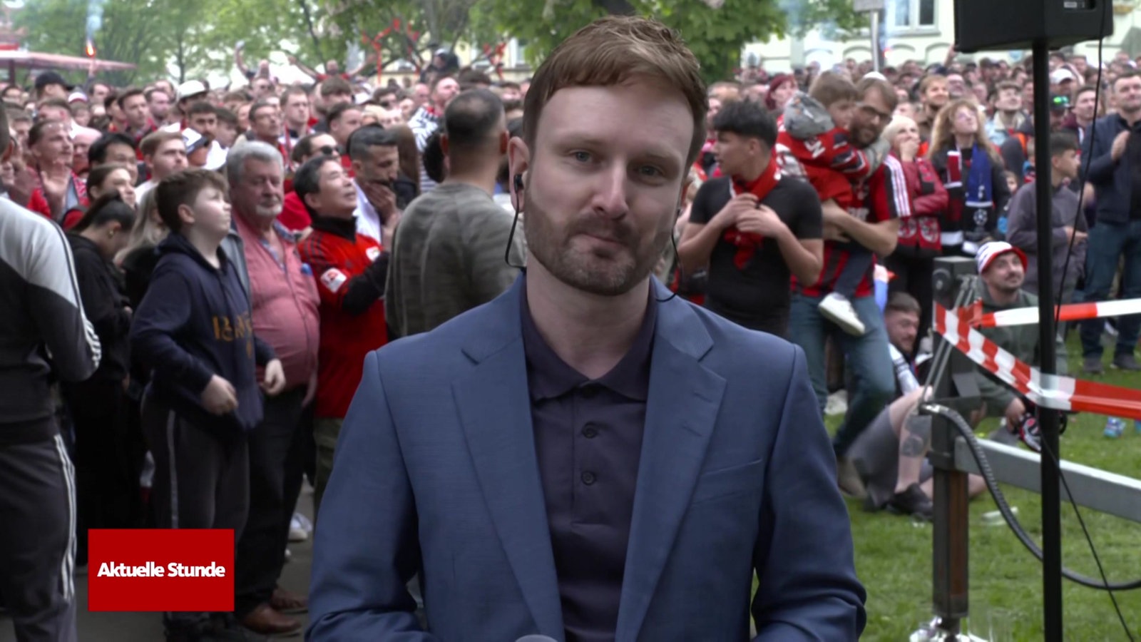 Reporter Erik Butterbrodt Breichtet Vom Stadion In Leverkusen