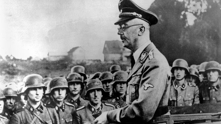 Heinrich Himmler hält eine Rede.