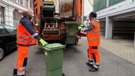 Biotonnen werden von einem Müllwagen geleert