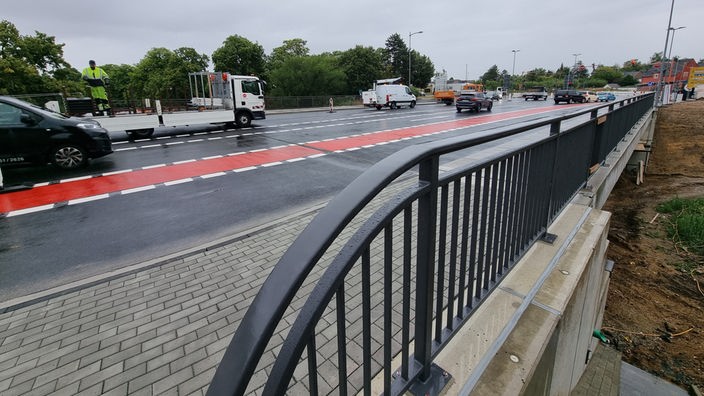 Es fahren wieder Autos auf der neuen Erftbrücke in Euskirchen.
