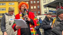 Blindenreporter Sidney Rahmel beim Veilchendienstagszug in Mönchengladbach