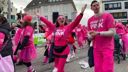 "Zukunft Pink" - das Motto dieser Fußgruppe beim Mönchengladbacher Veilchendienstagszug