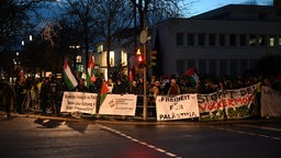Vor dem Uniforum in Bonn haben laut Polizei rund 250 Demonstranten gegen einen angeblichen Genozid Israels im Gaza-Streifen demonstriert.
