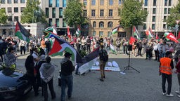 Palästina-Flaggen wehen bei einer Demonstration