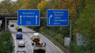 zu sehen ist die Autobahnausfahrt Duisburg