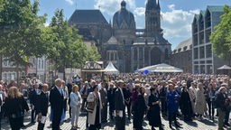 Vor dem Aachener Dom haben sich viele Zuschauer versammelt, um den Karlspreisträger zu sehen