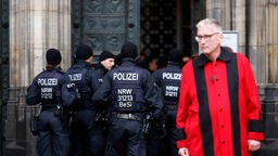 An Weihnachten gab es einen Polizeigroßeinsatz am Kölner Dom. Das Bild zeigt mehrere Polizisten vor dem Dom. 