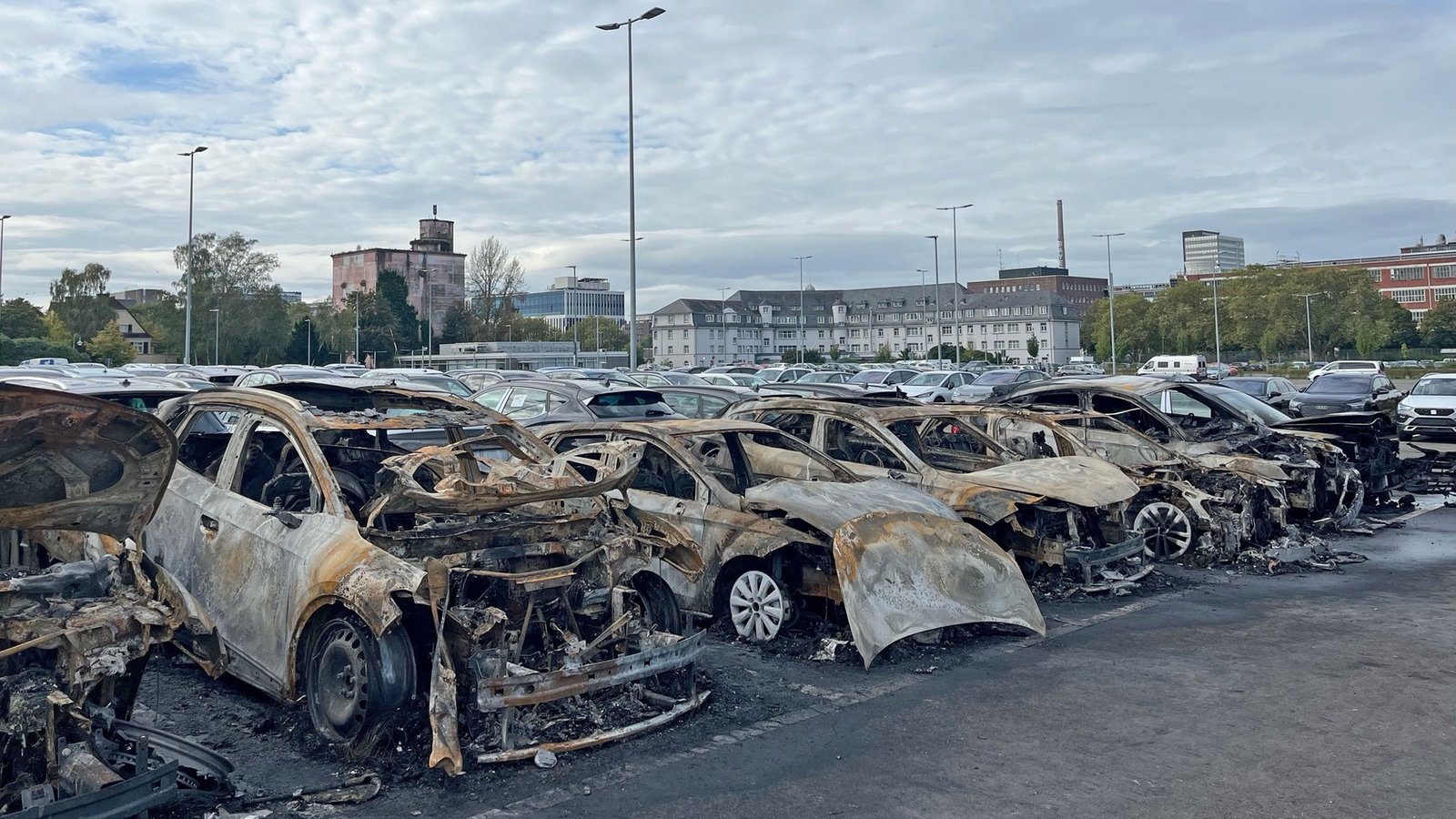 Leverkusen Feuer In Audizentrum War Brandstiftung Rheinland