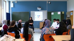 Die Klasse von Lehrerin Kader Erdoğan sitzt in einem Kreis zusammen