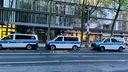 Großeinsatz: Polizeiautos stehen vor einem großen Gebäude