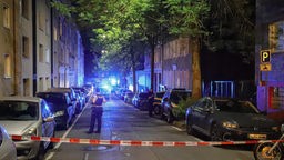 Polizei und Blaulicht in der Straße, wo ein Mann aus dem Fenster geschossen hat in Barmen (Wuppertal)
