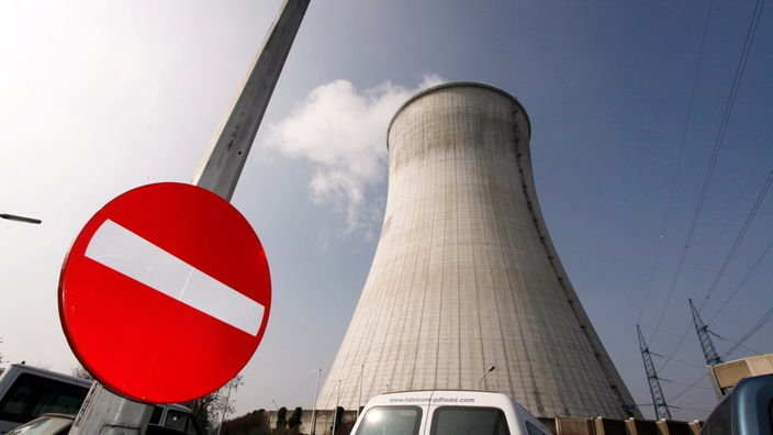 "Durchfahrt verboten"-Schild vor Atomkraftwerk Tihange in Belgien