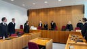 Angeklagter steht im Gericht