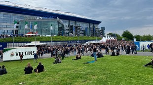 ACDC Fans sammeln sich vor dem Stadion in Gelsenkirchen zum Tourauftakt