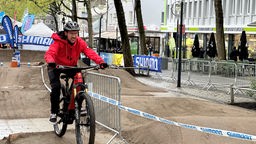 Ein Radfahrer mit einem Mountainbike fährt über eine hügelige E-Bike-Teststrecke in der Dortmunder Innenstadt