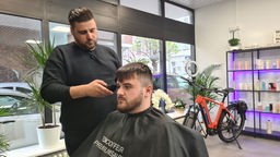 Edin Dzananovic schneidet Kunden die Haare