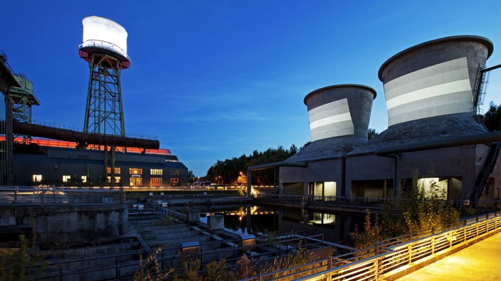 Wasserturm und Kühltürme der Jahrhunderthalle Bochum