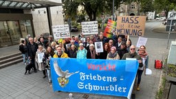 Eine Demonstration des Bündnisses "Buntes Hattingen gegen Rechts" gegen die sogenannten "Montagstrommler" vor dem Hattinger Rathaus