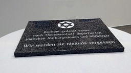 Die Gedenktafel ist schlicht gehalten, mit einem Davidstern und der Inschrift: "Bochum gedenkt seiner nach Theresienstadt deportierten jüdischen Mitbürgerinnen und Mitbürger. Wir werden sie niemals vergessen."