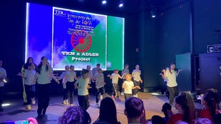 Kinder tanzen auf der Bühne