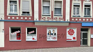 Gebäude eines Parteibüros von außen beschmiert mit dem Wort Faschisten