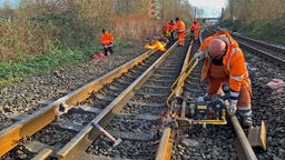 Bauarbeiter arbeiten an der Bahnstrecke zwischen Dortmund und Essen
