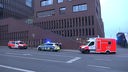 Rettungsdienst und Polizei stehen am Dortmunder U, wo sie den schwerverletzten Jungen gefunden haben.