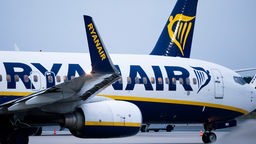 Flugzeuge der irischen Airline Ryanair stehen auf dem Vorfeld des Flughafens Weeze.