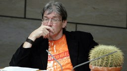 Auf dem Tisch des fraktionslosen ehemaligen Grünen-Landtagsabgeordneten Rüdiger Sagel steht am  22.08.2007 im Landtag in Düsseldorf ein Kaktus.