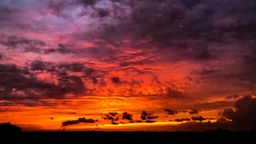 Saharastaub sorgt für spektakuläre Sonnenuntergänge in NRW mit Wolkenformationen