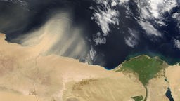 Satellitenaufnahme eines Sandsturms an der nordafrikanischen Küste bei Libyen und Ägypten