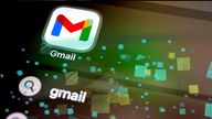 Das App-Icon von Gmail auf einem Handybildschirm. Darüber ein Pixel-Filter