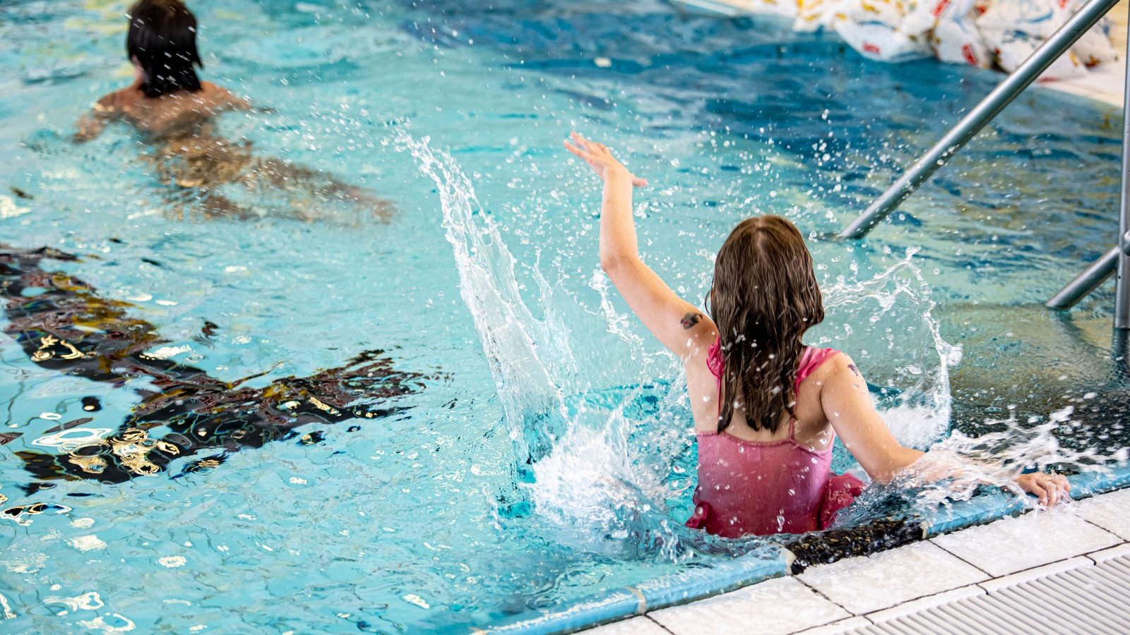 Erste Nrw Schwimmb Der Heben Wassertemperatur Wieder An Nachrichten Wdr