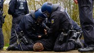  Polizisten der Bundespolizei nehmen während einer Übung einen Fußballfan fest