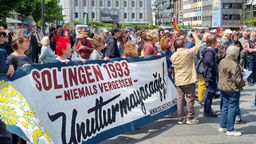 Demonstrierende halten ein Banner mit der Aufschrift: "Solingen 1993 - niemals vergessen"