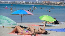 Spanien, Palma: Menschen verbringen einen Sommertag am Strand Arenal