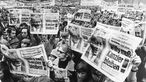 Demonstranten am 26.04.1972  bei einer Solidaritätskundgebung, halten Plakate mit Aufschrift "Willy Brandt muß bleiben"