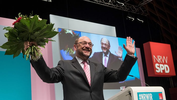 Martin Schulz bedankt sich in Münster bei der Landesdelegiertenkonferenz der NRW-SPD für seine Wahl