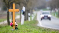 Ein Kreuz zum Gedenken an ein Opfer eines Verkehrsunfalls steht an einer Landstraße im Landkreis Hildesheim