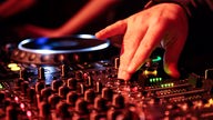 DJ-Hand an den Reglern eines Mischpultes