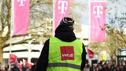 Streikende vor der Telekom (Archivbild)