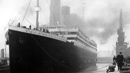 Schwarz-weiß Foto der Titanic aus dem Jahr 1912, bevor sie in Southampton ablegte.