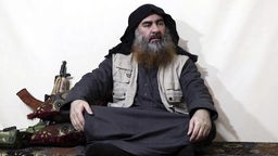 Der Screenshot eines undatierten Videos, das über Al-Furkan, einen Medienkanal der IS, verbreitet wurde, zeigt den Anführer der IS-Terrormiliz Abu Bakr al-Bagdadi