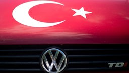 Das Symbol der Türkei, weißer Halbmond und Stern auf rotem Untergrund, auf einem T3-Bus von Volkswagen lackiert.