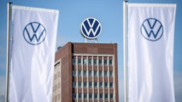 Ein großes VW-Logo steht auf dem Verwaltungshochhaus vom Volkswagen Werk