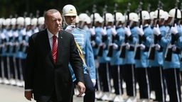 Recep Tayyip Erdogan (l), Präsident der Türkei, schreitet in der Türkei eine Ehrengarde ab.